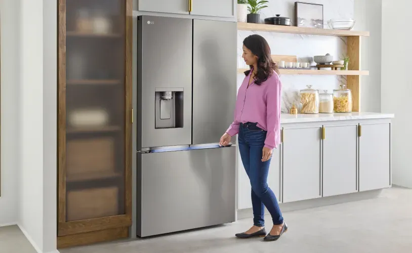 lg-smart-refrigerator-LRYXC2606S -woman